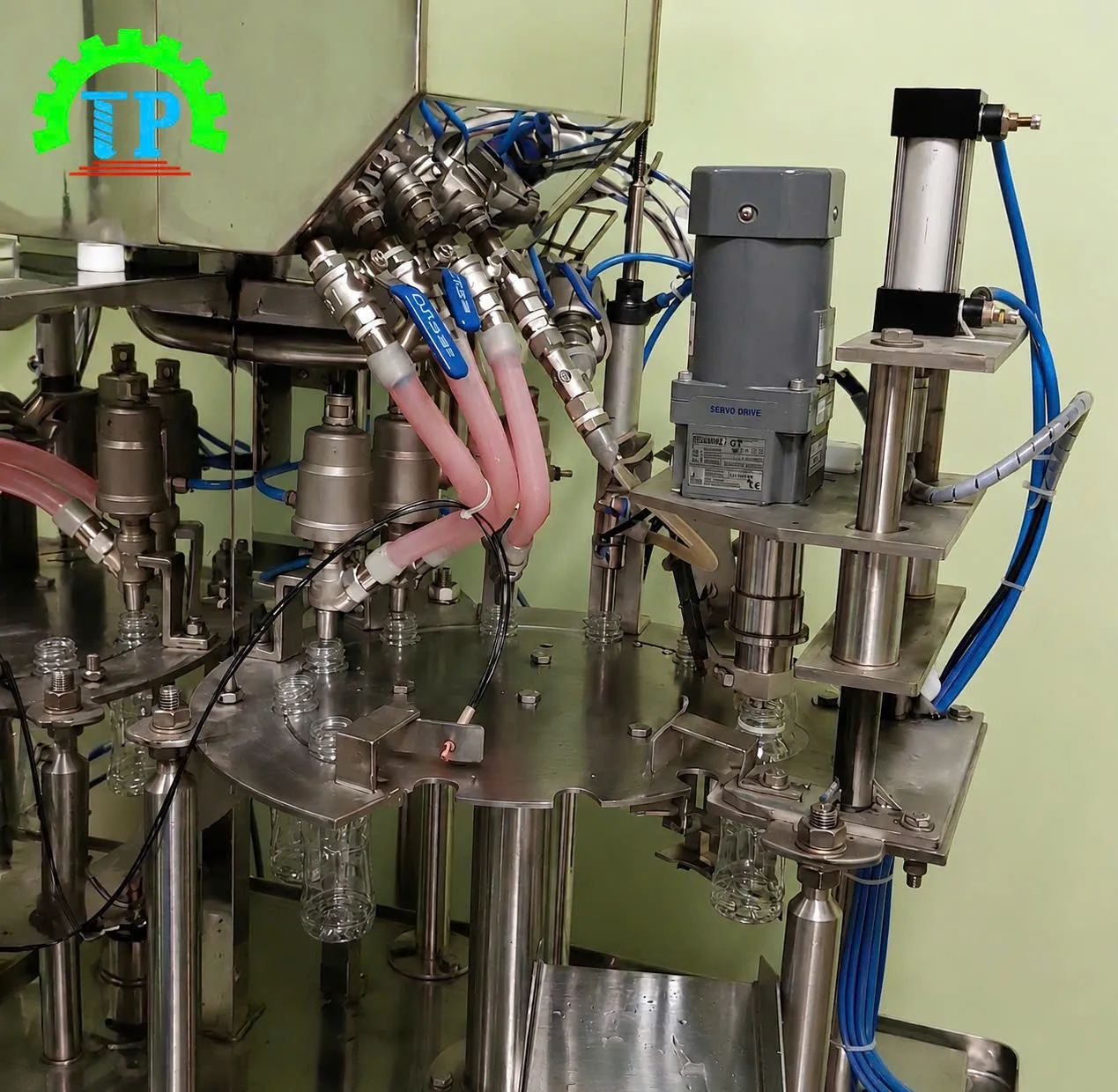M&aacute;y chiết r&oacute;t v&agrave; đ&oacute;ng nắp chai m&acirc;m xoay tự động Th&agrave;nh Ph&aacute;t