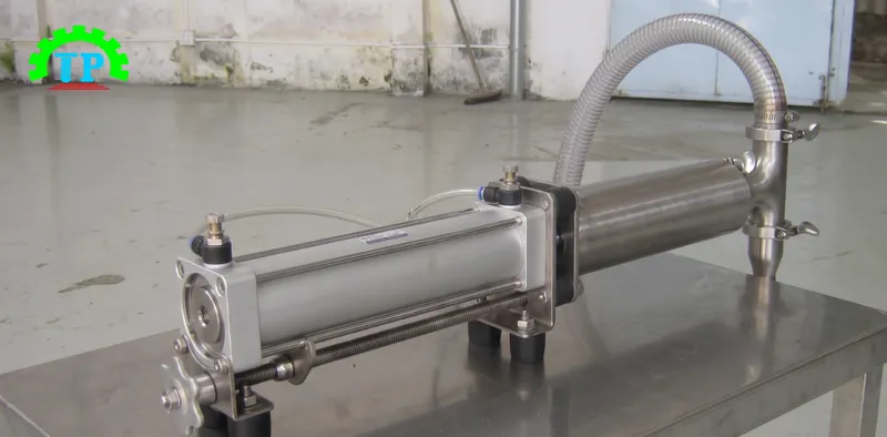 Hình ảnh mô phỏng góc khác của máy chiết rót 1 vòi TPC1 - 1000T Thành Phát
