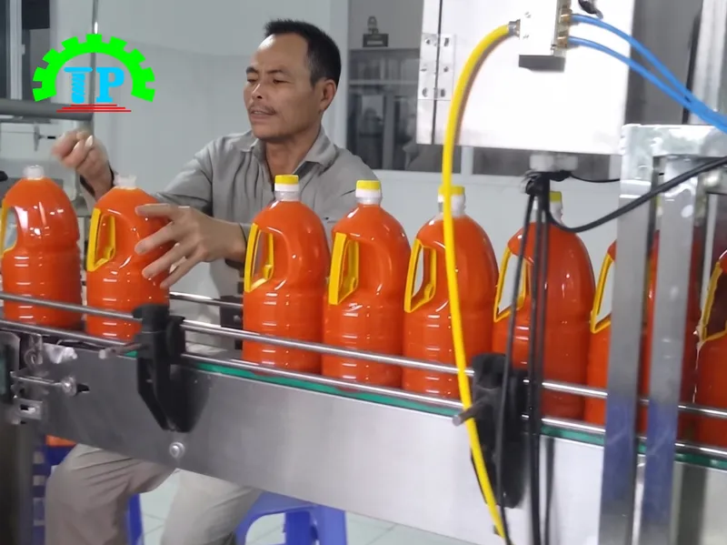 Vận h&agrave;nh d&acirc;y chuyền đ&oacute;ng chai tương ớt Th&agrave;nh Ph&aacute;t