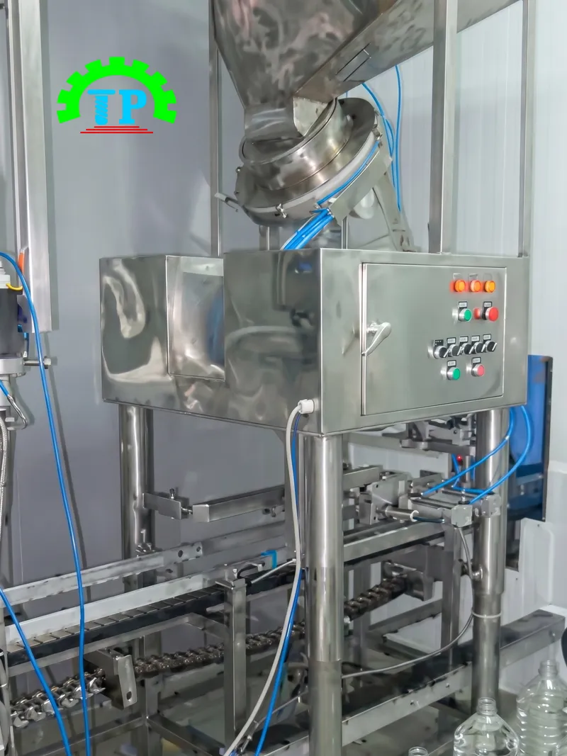 M&aacute;y xo&aacute;y nắp chai 5 l&iacute;t tự động C&ocirc;ng Ty TNHH C&ocirc;ng Nghệ Th&agrave;nh Ph&aacute;t năng suất 2000 chai/giờ