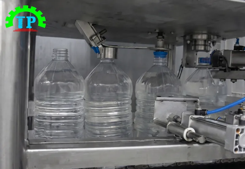 D&acirc;y chuyền m&aacute;y xo&aacute;y nắp chai 5 l&iacute;t tự động t&iacute;ch hợp băng tải Inox 304