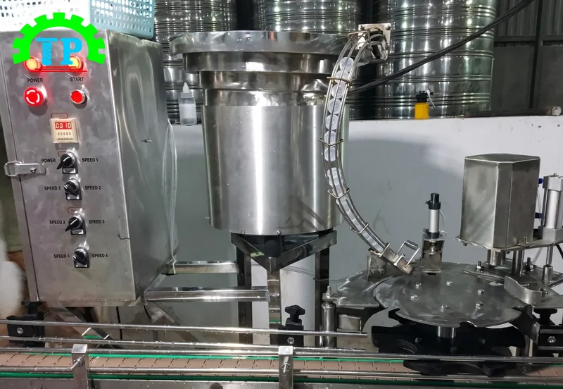 Máy xoáy nắp chai tự động một đầu Công Ty TNHH Công Nghệ Thành Phát năng suất 2500 chai/giờ