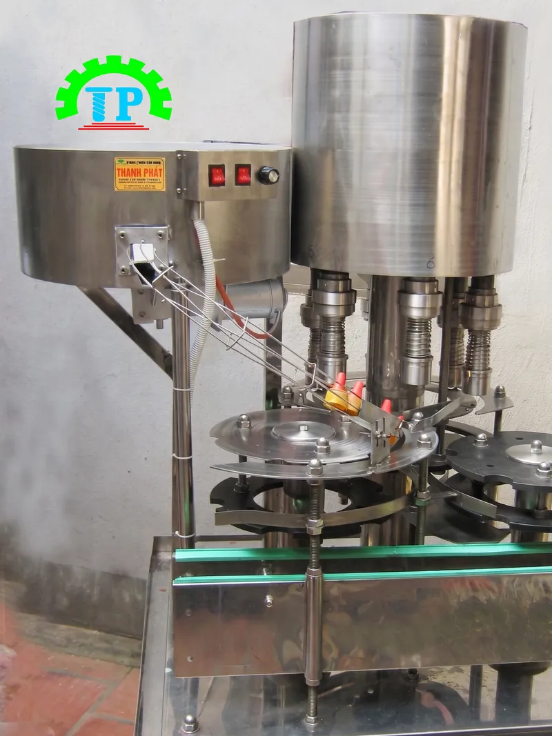  M&aacute;y xo&aacute;y nắp chai tự động 6 đầu C&ocirc;ng Ty TNHH C&ocirc;ng Nghệ Th&agrave;nh Ph&aacute;t năng suất 8000 chai/giờ