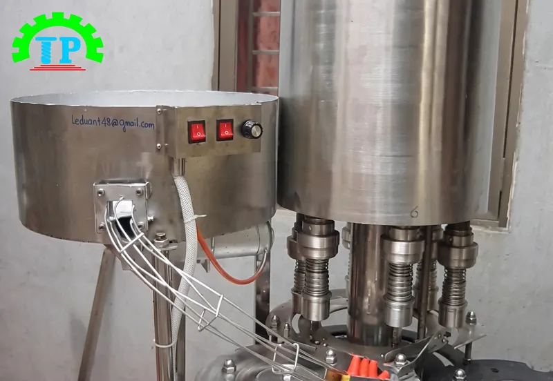 Cơ cấu cấp xếp nắp v&agrave; cụm 6 đầu vặn xo&aacute;y nắp chai tự động ch&iacute;nh x&aacute;c cao