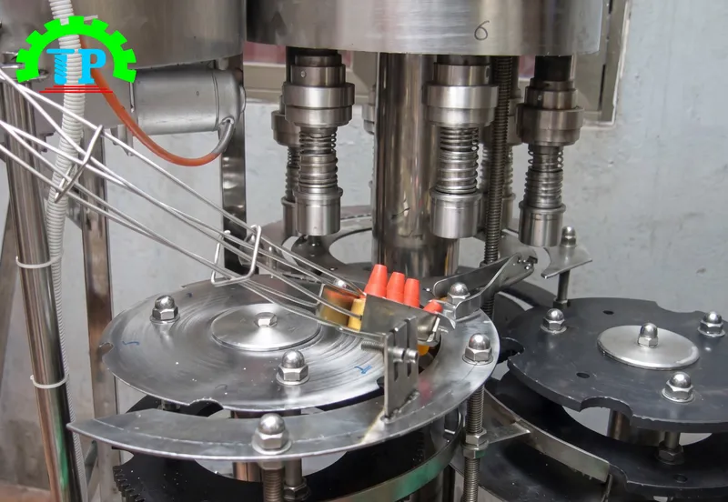 D&acirc;y chuyền m&aacute;y xo&aacute;y nắp chai tự động 6 đầu t&iacute;ch hợp băng tải Inox 304