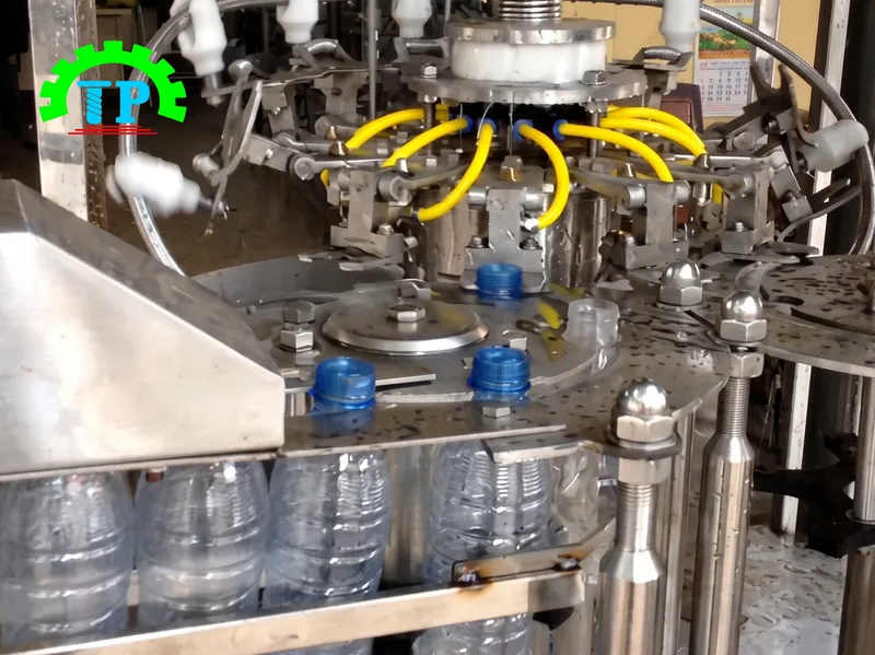 D&acirc;y chuyền m&aacute;y rửa chai tự động TPR - 12MĐ t&iacute;ch hợp băng tải Inox 304