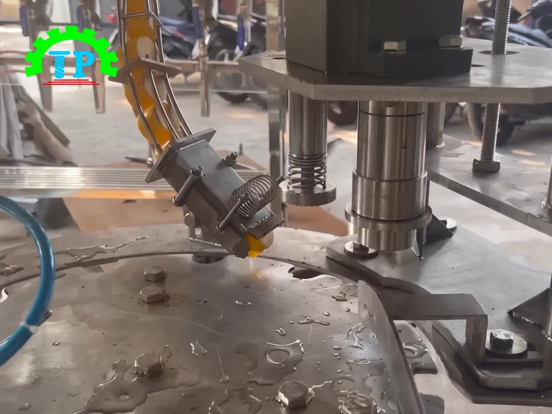 thực tế của máy xoáy nắp chai tự động TPX1-3000
